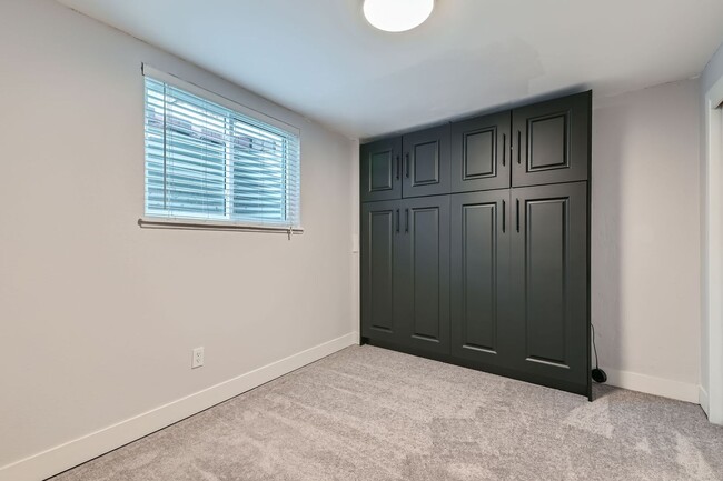 Building Photo - 4 Bedroom 2 Bath House In Louisville! Avai...