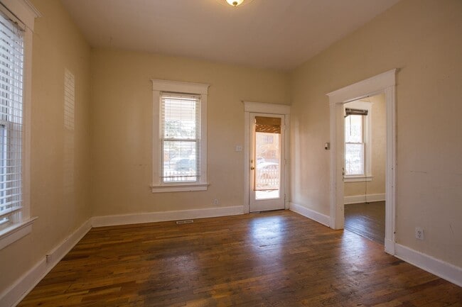 Building Photo - Charming Old Town Bungalow!