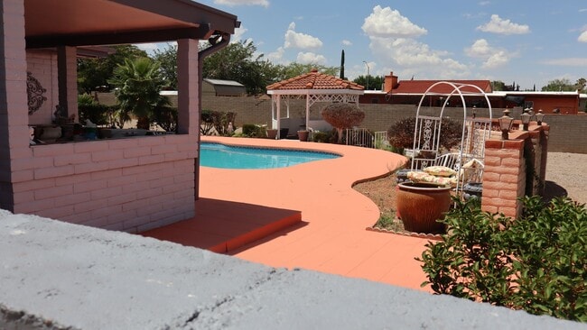 Building Photo - In Ground Pool
