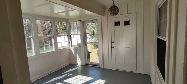 Building Photo - Ranch style home with full basement