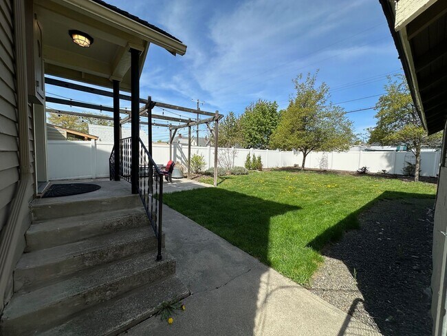 Building Photo - Stunning 3-Bedroom Craftsman Home in Kendall Yards