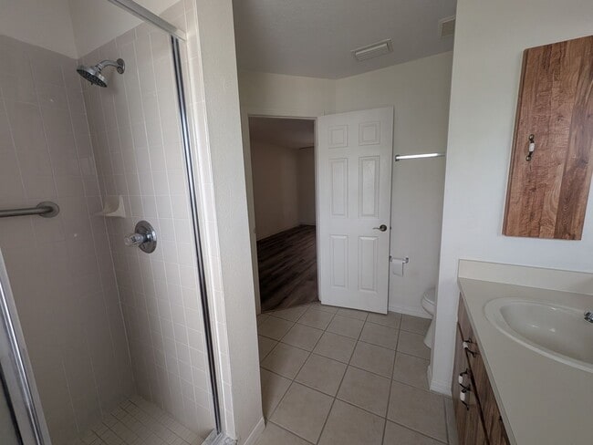 Building Photo - Lovely Oakwood Village Home