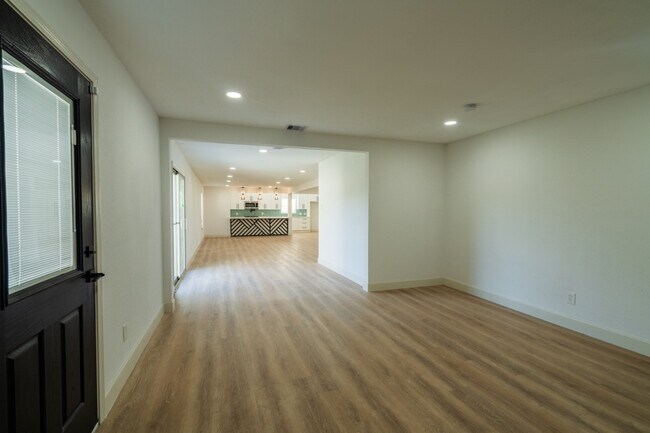 Building Photo - 1402 Bayou Shore Dr