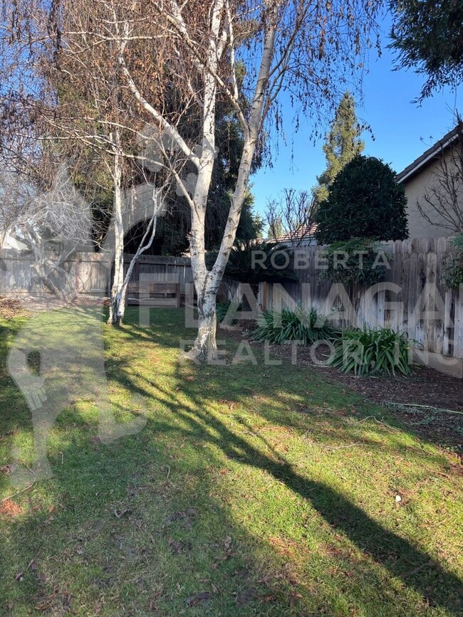 Building Photo - Large 4 Bedroom/ 2  Bathroom home