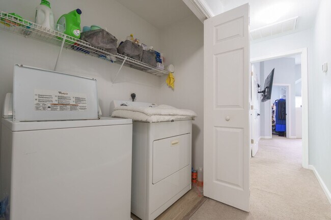 Building Photo - MOVE IN READY 3 Bedroom in the Heart of No...
