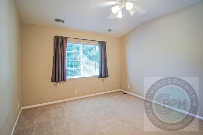 Building Photo - Beautiful and Spacious 4 Bedroom 2.5 Bathr...