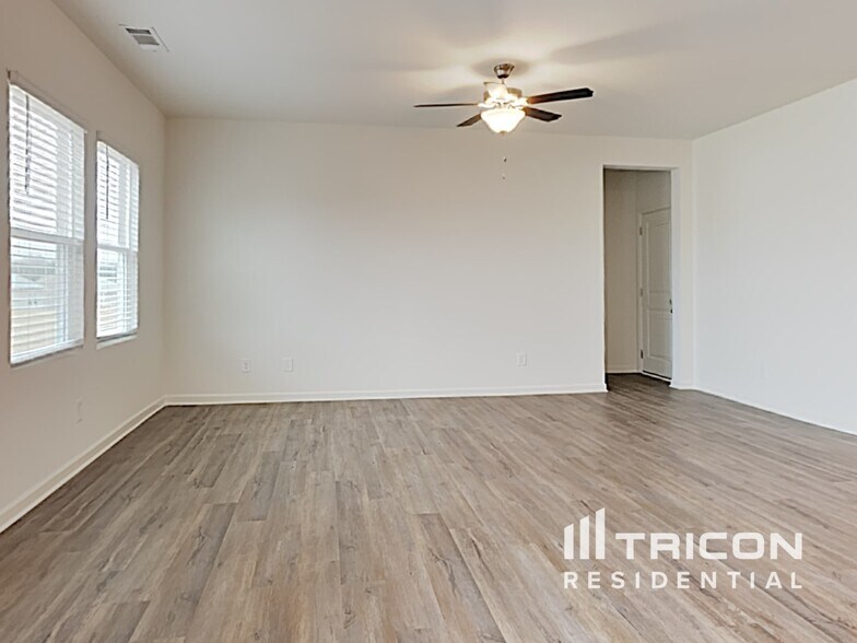 Building Photo - 2137 Hudson Dr