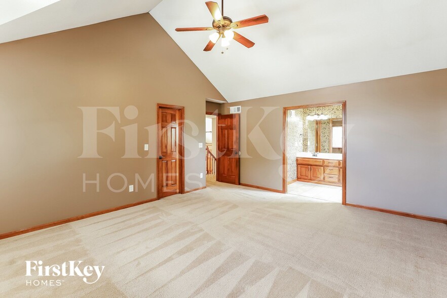 Building Photo - 1824 SW Pinecreek Ct