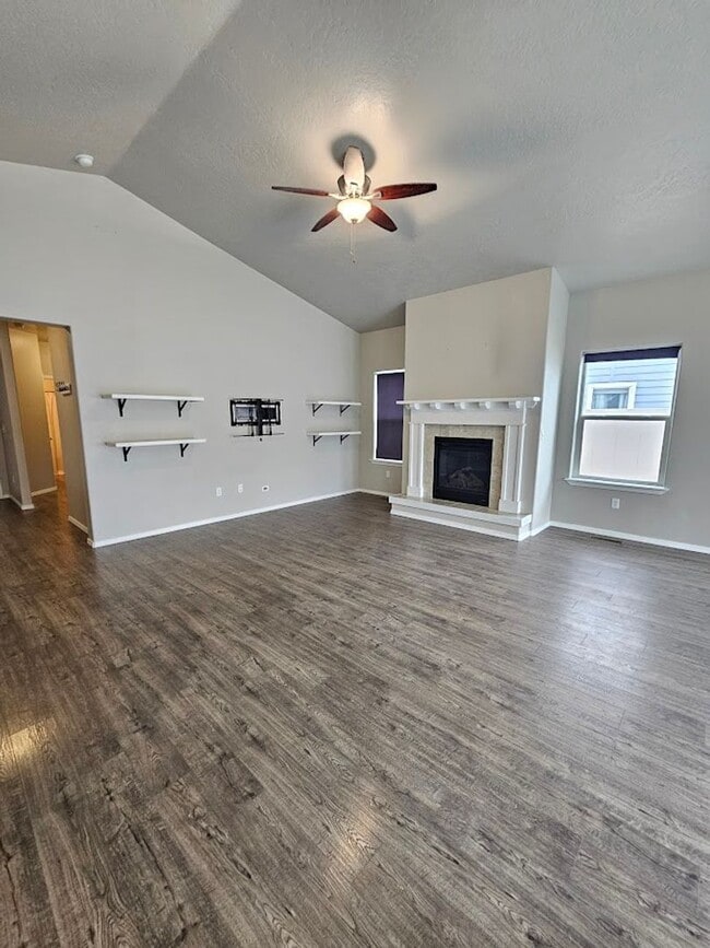 Building Photo - 3 Car Garage Home near Ten Mile!!