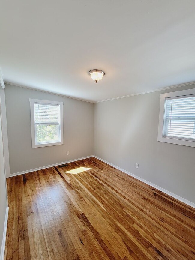 Building Photo - SUNSET PARK - Updated interior and fenced ...