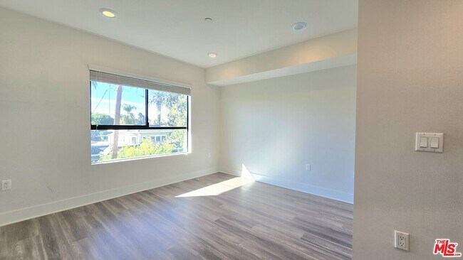 Building Photo - 5030 Rosewood Ave