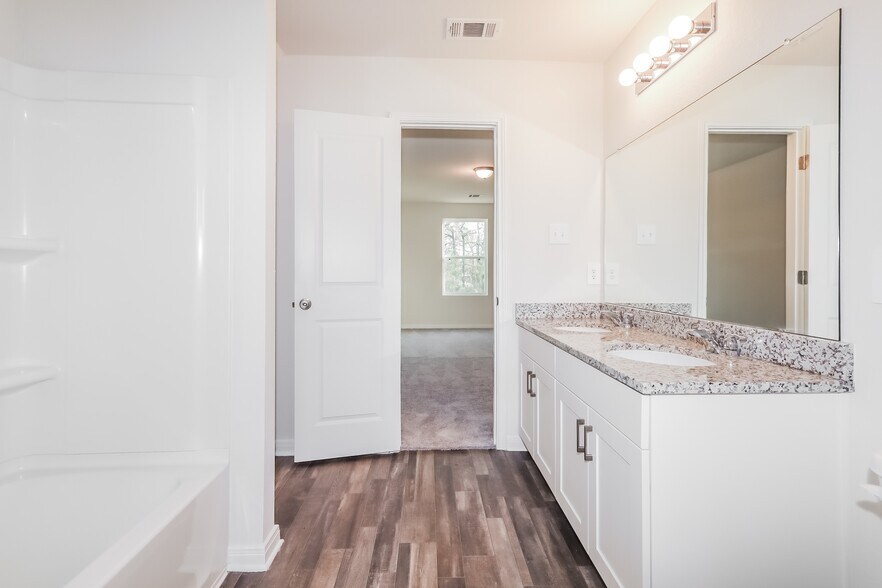 Building Photo - 15763 Del Norte Dr