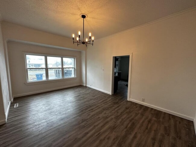 Building Photo - 304 N Roney St