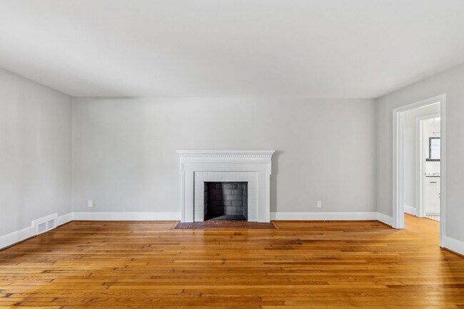 Building Photo - NW - Large Brick Ranch, Updated, Hardwoods, LR, DR, Den, Two Decorative Fire Places, Fenced, Stor...