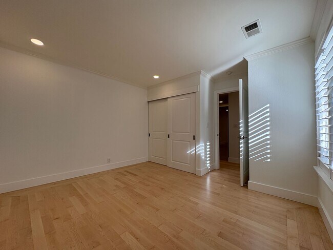 Building Photo - Newly Remodeled Townhouse Available Now!