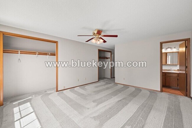 Building Photo - 3 Bed, 2 Bath Home in Wilsonville on a Cul...