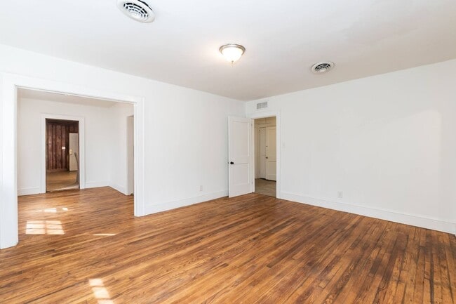 Building Photo - 3 Bed/2 Bath with a great back yard!