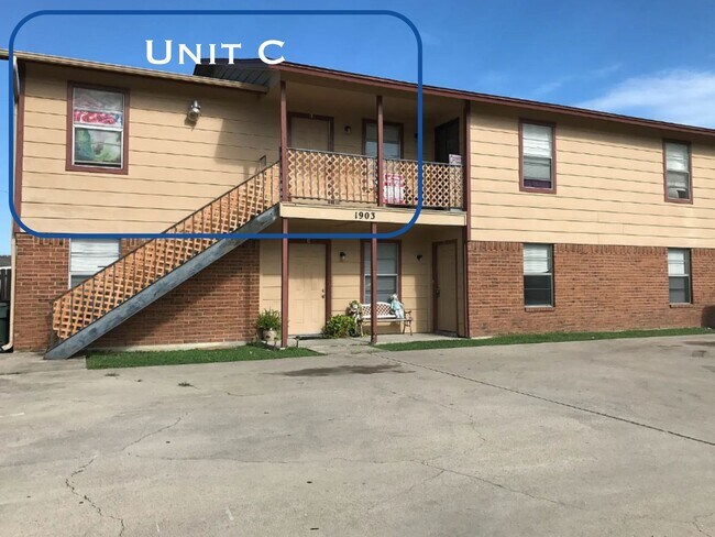 Building Photo - 1903 Cedarhill Dr