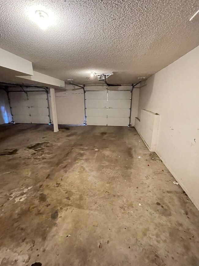 Building Photo - AVAILABLE NOW - 4 Bed, 3.5 Bath Home in He...