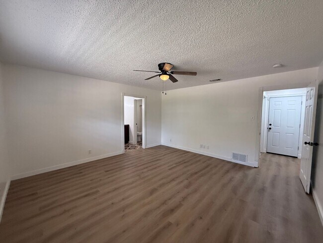Building Photo - BEAUTIFUL 4 Bedroom 2 Bath  home with spacious backyard AVAILABLE NOW!
