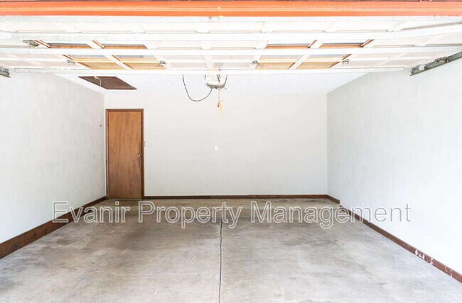Building Photo - 3164 Honeysuckle Dr