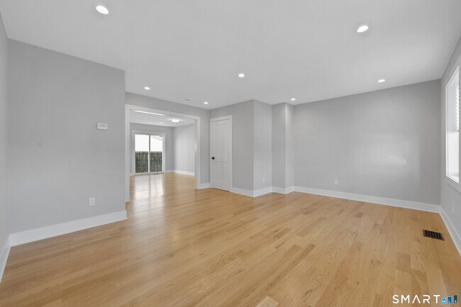 Building Photo - 20 Bouton St