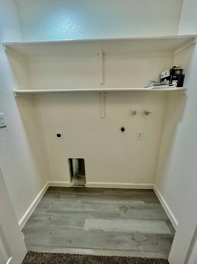 Building Photo - Remodeled 2 Bedroom, 2 bathroom Condo in W...