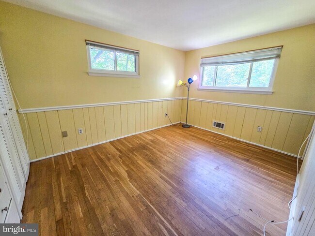 Building Photo - 305 Hillsboro Dr