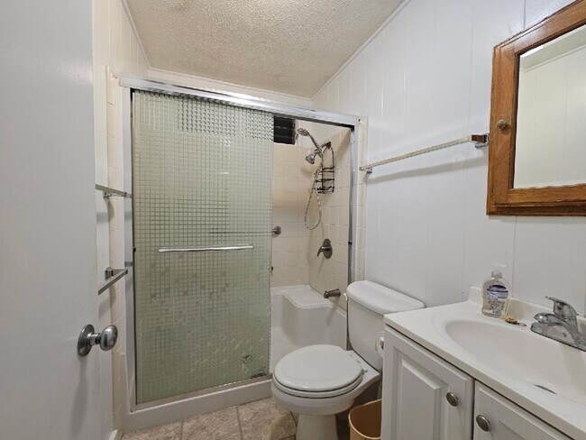 Primary Photo - 19 Loulu Ln