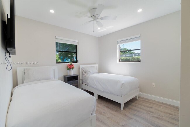Building Photo - 712 Tradewind Dr