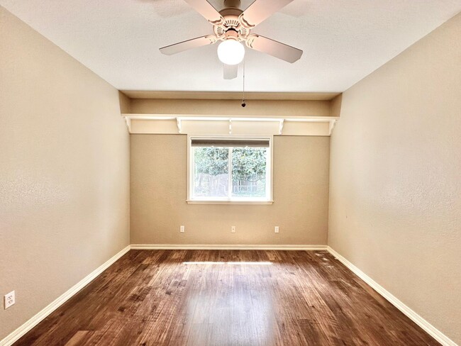 Building Photo - Tour Today! Show Stopping Home in Flint!