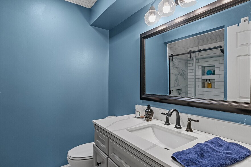 Hall bathroom-recently painted to a neutral color - 358 Twin Oaks Dr