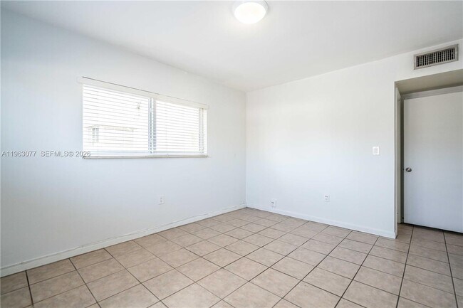 Building Photo - 1940 Biarritz Dr