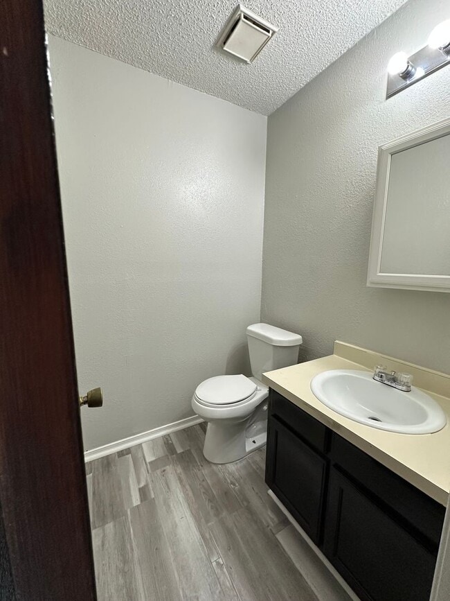 Building Photo - Nice 3bed, 1 1/2 bath. 2 car garage