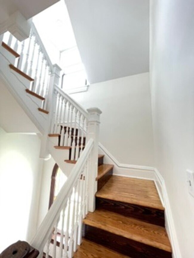 Building Photo - Large tri-level home in excellent condition.  4+ bedrooms, 3.5 bathrooms.