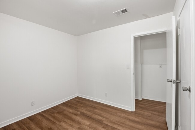 Building Photo - 27 Bethune Ct