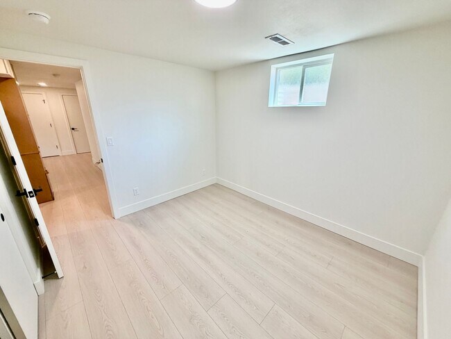 Building Photo - Freshly Remodeled 5bd/2.5bath Home w/ Daylight Basement in Heart of Multnomah Village