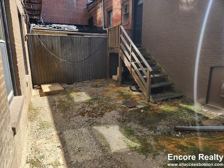 Building Photo - 405 Beacon St