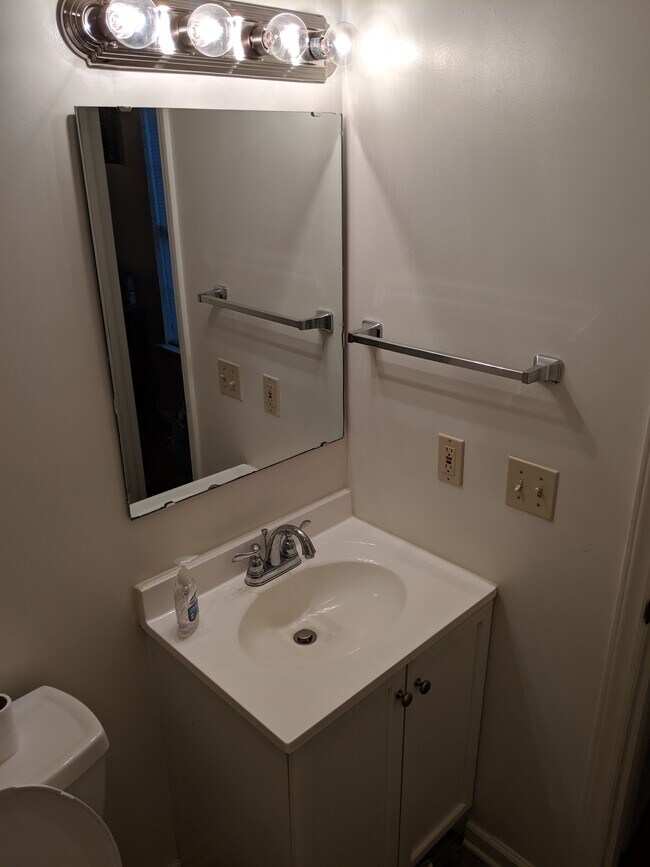 Upstairs Master Bath - 892 Patrick Henry Dr