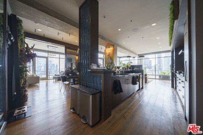 Building Photo - 1100 S Hope St