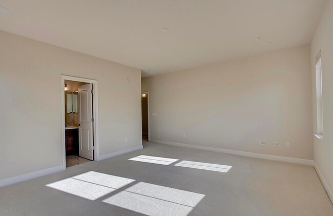Building Photo - 581 Selby Lane
