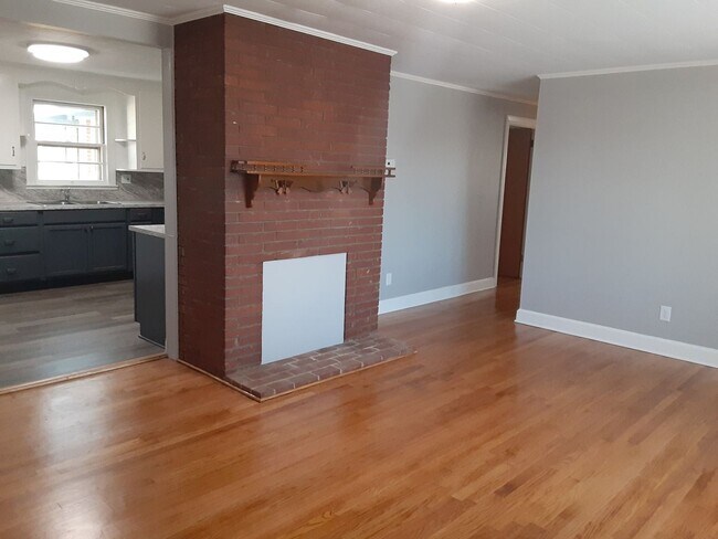 Building Photo - Charming 3 Bed, 1 Bath Brick Home – $1550/...