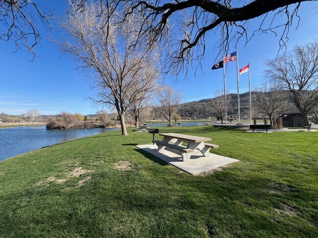 Building Photo - 27030 Oakflat Dr