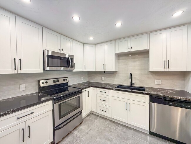 Building Photo - Beautiful 2B/2BA in the Marina w/ Newly Re...