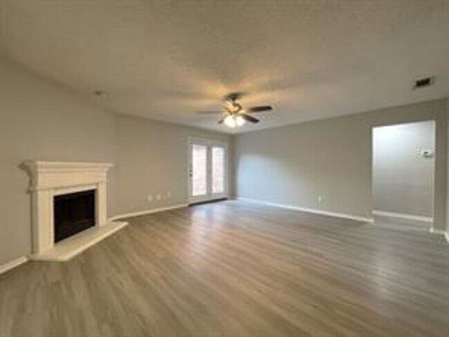 Building Photo - 10910 Red Cedar Dr