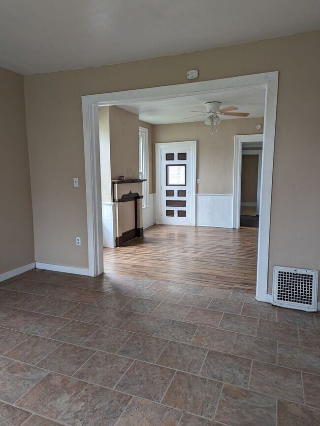 Building Photo - 210 S Doxtator St