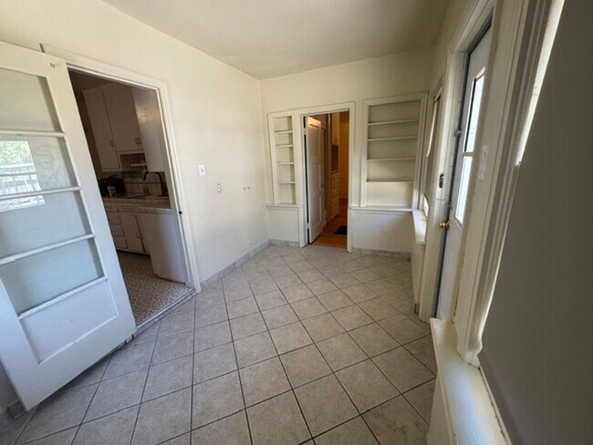 Building Photo - HOUSE
