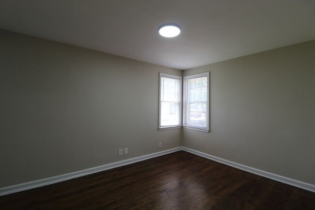 Building Photo - One Bedroom Duplex in North Kansas City
