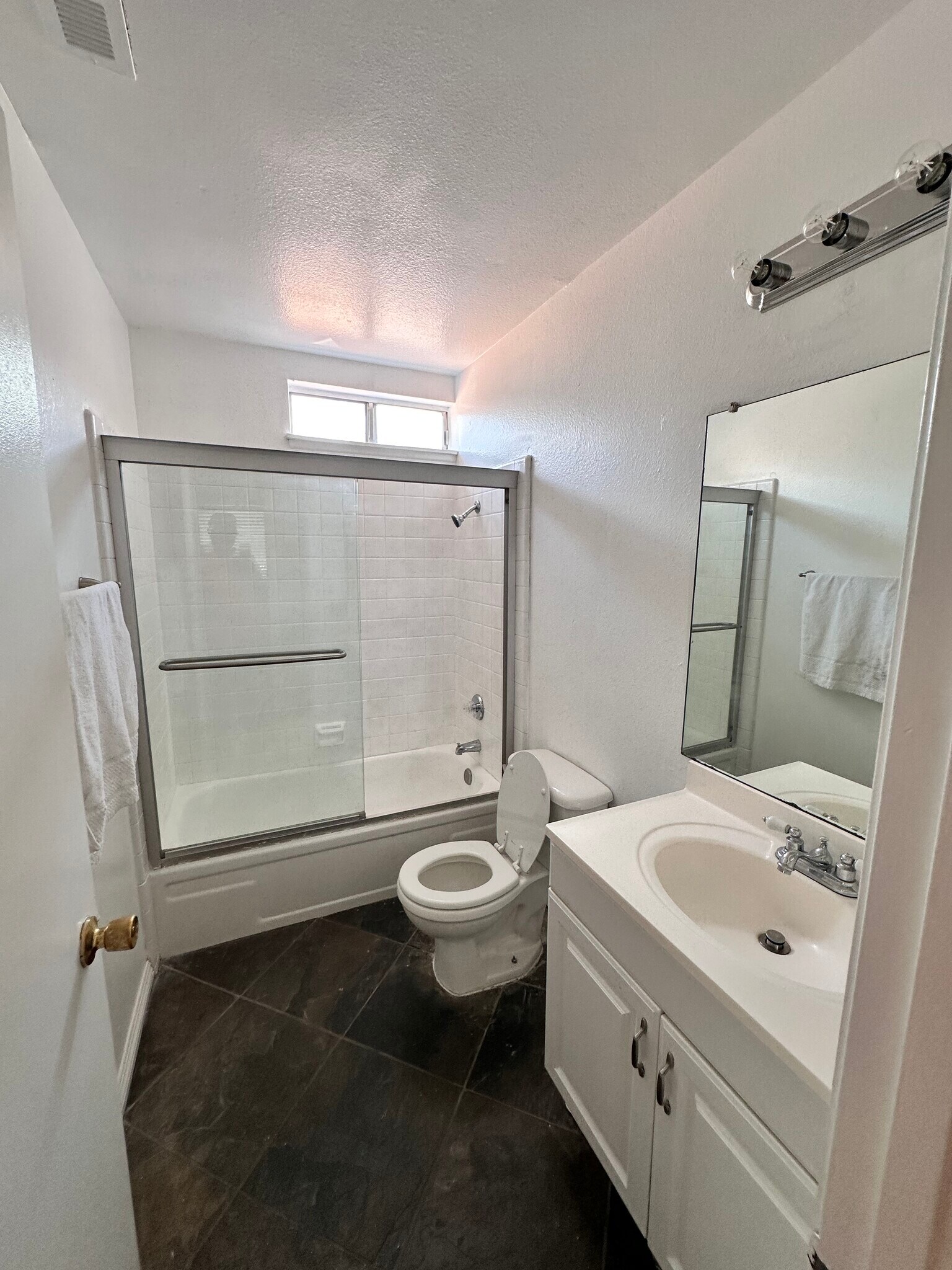 Building Photo - 2415 Mercedes Ave