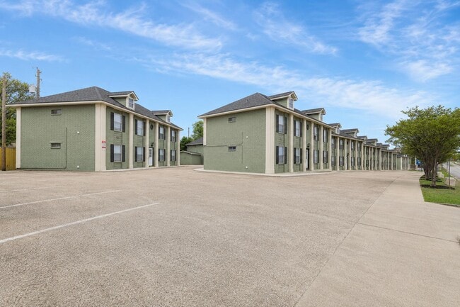Building Photo - 1512 Broadmoor Dr